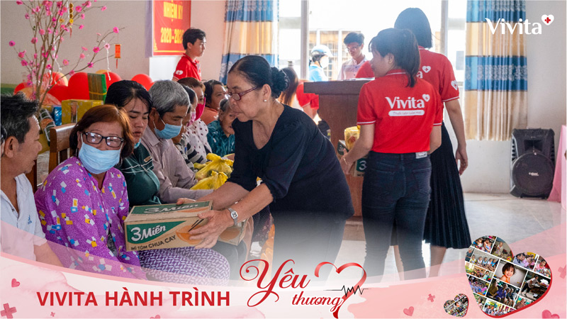 ảnh trao quà vivita hành trình yêu thương