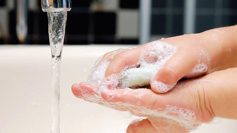 Hãy rửa tay sạch sẽ cho bé thường xuyên