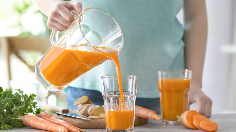 Uống nước cà rốt giúp sữa mẹ thơm ngon