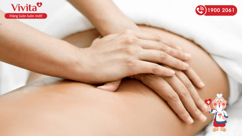 Massage nhẹ nhàng sau khi quan hệ giúp thư giãn cơ, giảm mệt mỏi, 