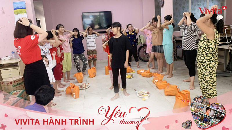 Đoàn Thiện nguyện Vivita chơi trò chơi với các em