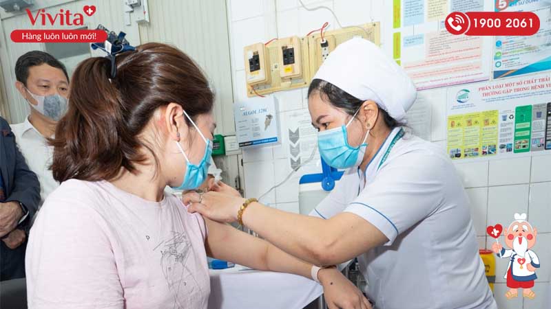 Bệnh viện Nhiệt Đới triển khai tiêm ngừa vaccin COVID 19 cho cán bộ y tế