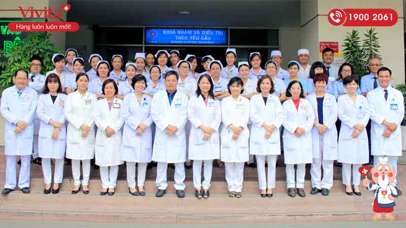 Tập thể nhân viên y tế Khoa Khám và Điều trị theo yêu cầu tại bệnh viện Nhân dân 115