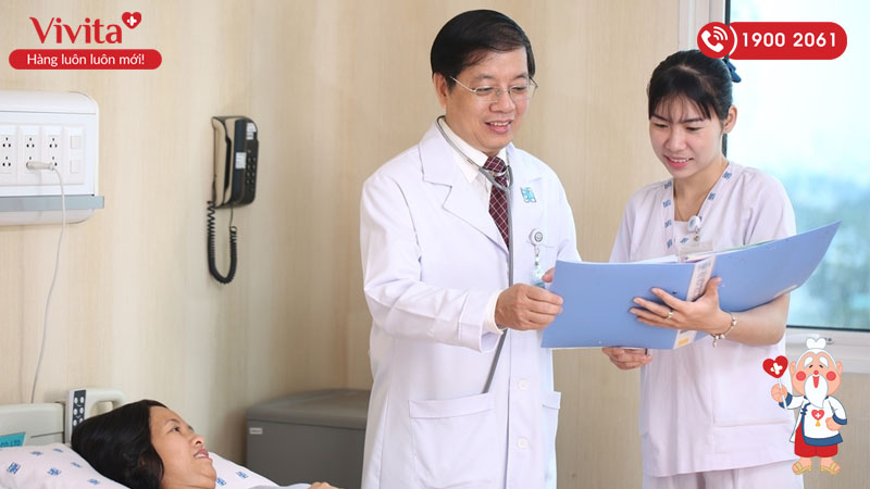 PGS.TS.BS Nguyễn Trung Tín thăm khám bệnh nhân