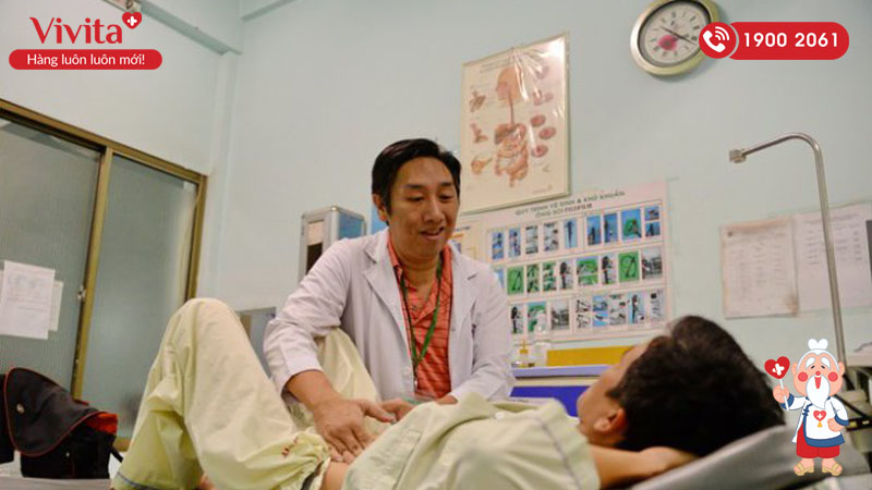 ThS.BS.CK2 Trần Ngọc Lưu Phương thăm khám bệnh nhân