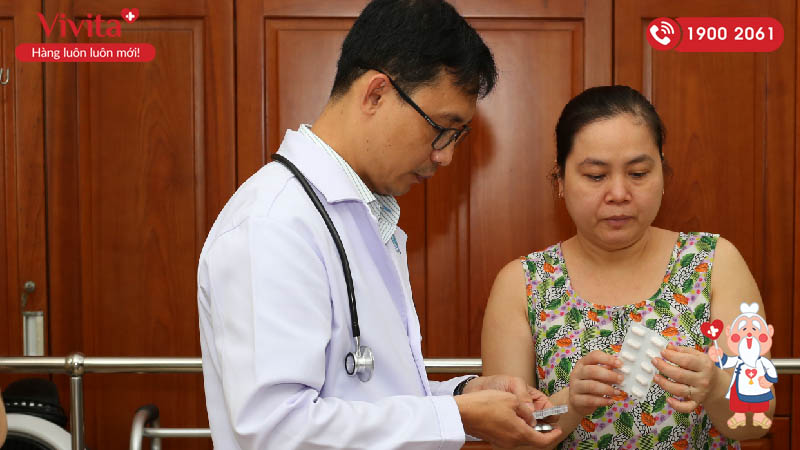 Bác sĩ Chuyên khoa 1 Lương Văn Đến tận tình hướng dẫn bệnh nhân sử dụng thuốc