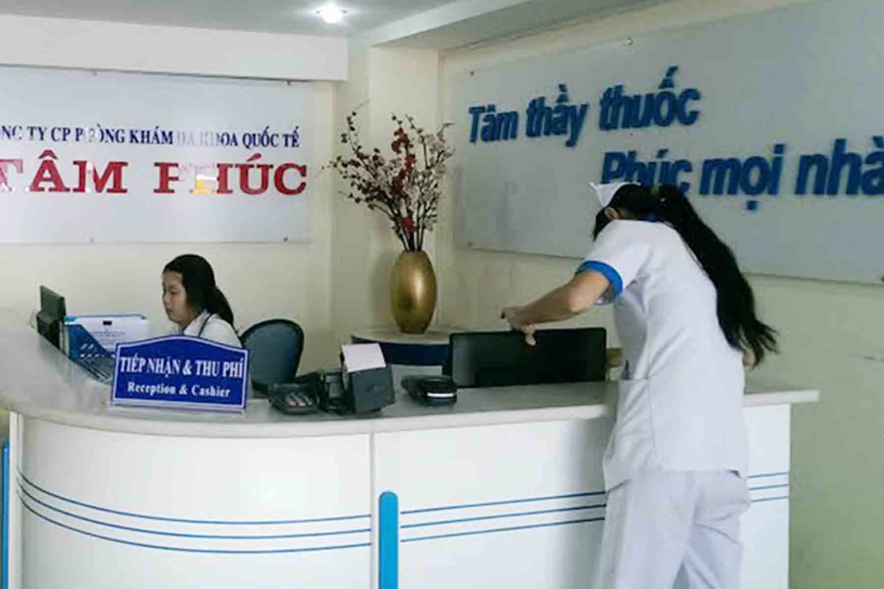 Người bệnh đến quầy tiếp nhận sẽ được nhân viên y tế hướng dẫn làm thủ tục khám chữa bệnh