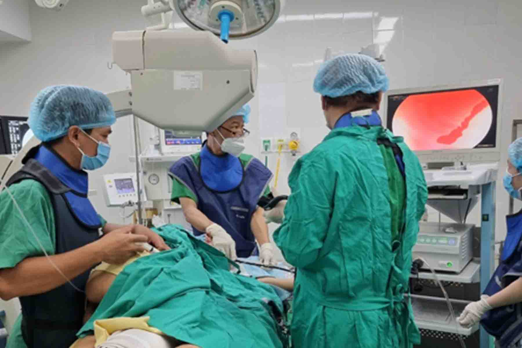 Phẫu thuật nội soi ngược dòng lấy sỏi ống mật chủ (ERCP)