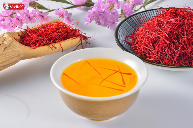 Cách uống nhụy hoa nghệ tây Saffron với nước ấm