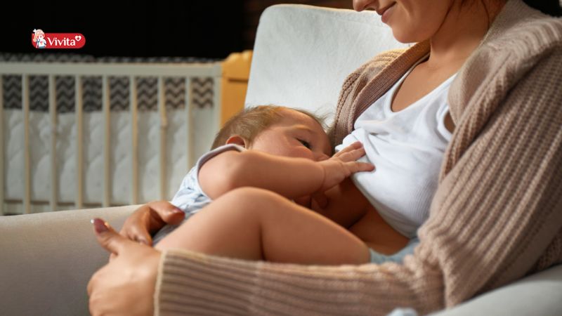 Vì sao sữa mẹ thường xuyên tự chảy ra áo?